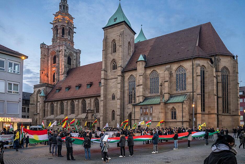 Auf dem Heilbronner Kiliansplatz hat es eine Kundgebung zur Lage im Nordosten-Syriens gegeben.