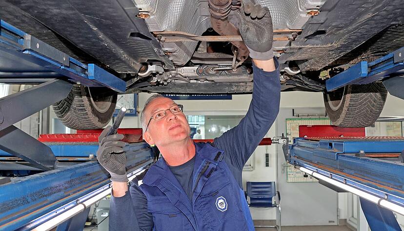 Der Tüv-Sachverständige Bernd Möst bei der Arbeit. Der Prüfdienstleister hat vom Autohaus Freier im Schwabenhof eine Halle angemietet. Der Tüv-Sachverständige Bernd Möst bei der Arbeit. Der Prüfdienstleister hat vom Autohaus Freier im Schwabenhof eine Halle angemietet.