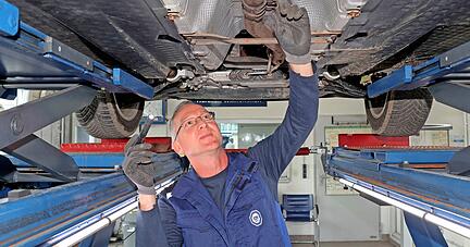 Der Tüv-Sachverständige Bernd Möst bei der Arbeit. Der Prüfdienstleister hat vom Autohaus Freier im Schwabenhof eine Halle angemietet.
Fotos: Ralf Seidel