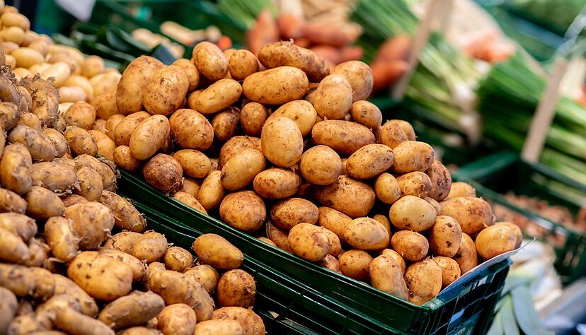 Frische Kartoffeln an einem Wochenmarktstand in Oldenburg (Niedersachsen).