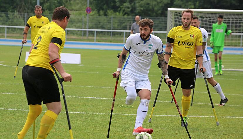 Die vier Mannschaften, die am ersten Rhein-Neckar-Cup für amputierte Fußballer teilnahmen, machten Werbung für die noch relativ unbekannte Sportart.
Foto: Theuer Die vier Mannschaften, die am ersten Rhein-Neckar-Cup für amputierte Fußballer teilnahmen, machten Werbung für die noch relativ unbekannte Sportart.
Foto: Theuer