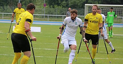 Die vier Mannschaften, die am ersten Rhein-Neckar-Cup für amputierte Fußballer teilnahmen, machten Werbung für die noch relativ unbekannte Sportart.
Foto: Theuer