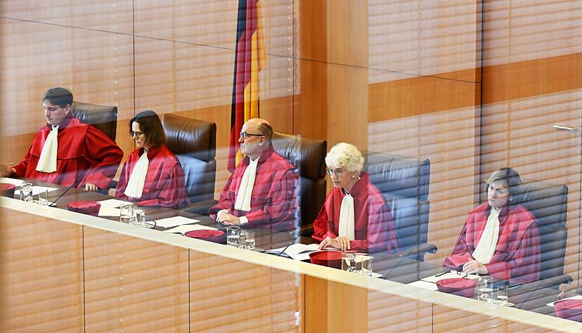 Verhandelt und verk&uuml;ndet wird in einem gro&szlig;en gl&auml;sernen Saal. Der Bau in Karlsruhe mit seinen gro&szlig;fl&auml;chigen Fenstern soll Transparenz schaffen. (Archivbild)