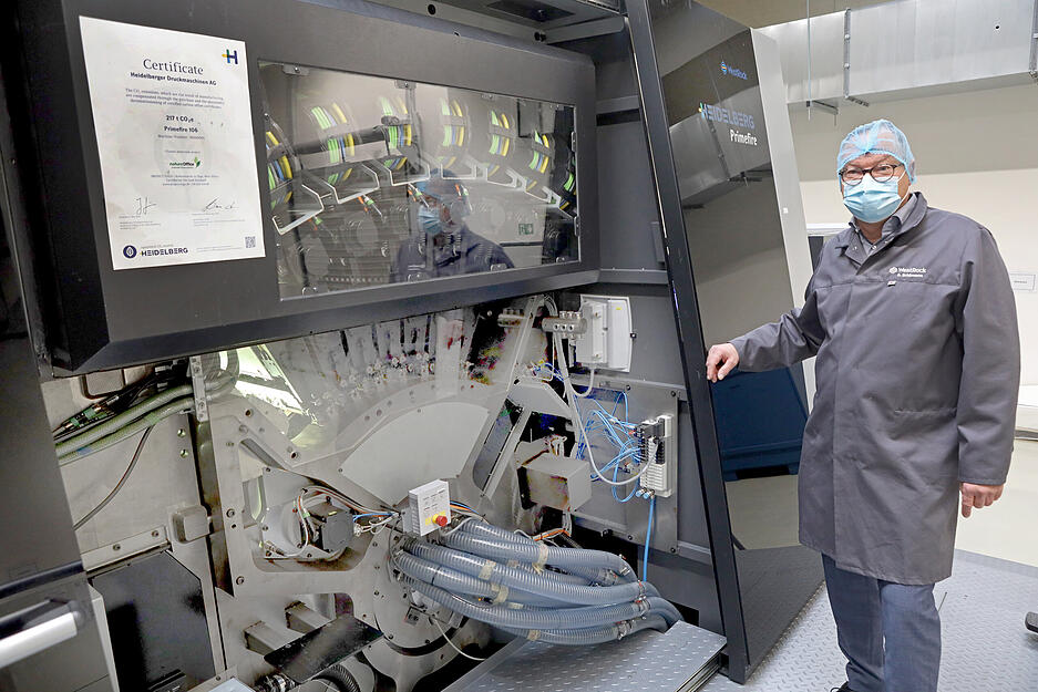 Der Werksleiter des Westrock-Standorts Oberesulm, G&ouml;tz Sch&uuml;mann, an einer digitalen Druckmaschine, einer Heideldruck Primefire