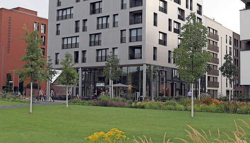 Skaio ist das erste Holzhochhaus, das in Deutschland gebaut wurde. Es steht im Neckarbogen in Heilbronn. Die Fassade ist hell gehalten.