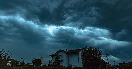 Gewitter und Starkregen ziehen heran: Ist man auf Unwetter gut vorbereitet, können sie am Haus weniger Schaden anrichten.