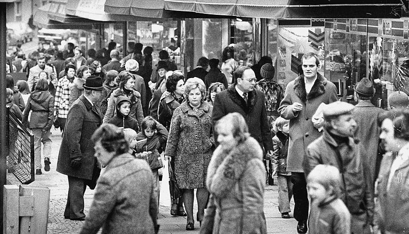 Passanten bummeln durch die Straße Am Wollhaus. Die Aufnahme ist aus dem Jahr 1975, wenige Wochen nach der Eröffnung des Einkaufszentrums.
Fotos: Archiv/Eisenmenger Passanten bummeln durch die Straße Am Wollhaus. Die Aufnahme ist aus dem Jahr 1975, wenige Wochen nach der Eröffnung des Einkaufszentrums.
Fotos: Archiv/Eisenmenger
