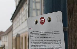 Elf Geocaching-Schilder wie dieses sind überall im Ort verteilt. Foto: Maja Schlüter