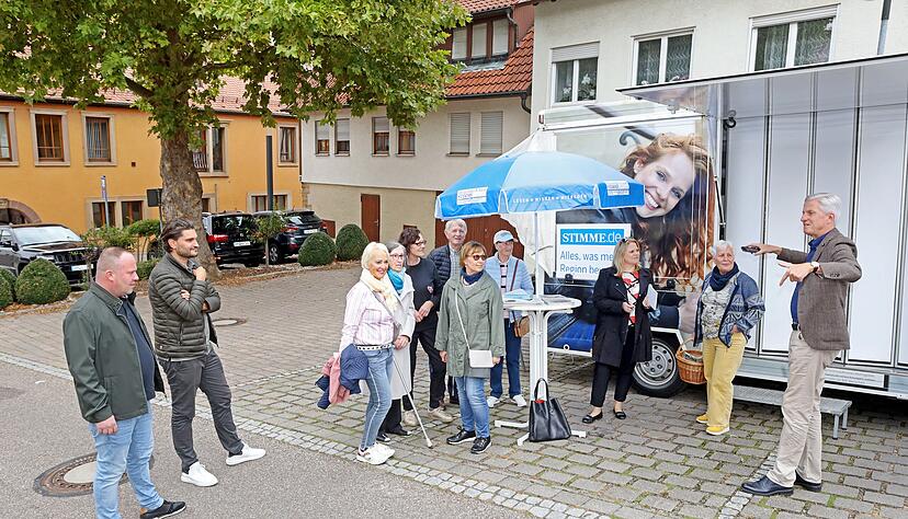 Von links: Die Tripsdrill-Juniorchefs Andreas und Benjamin Fischer, Mitglieder der Familie Trefz, Redakteurin Claudia Kostner, Landfrau Christel D&uuml;rr und Chefredakteur Uwe Ralf Heer im Gespr&auml;ch. Foto: Ralf Seidel