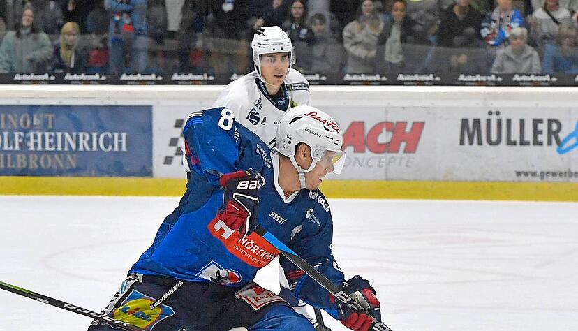 Auch ohne seinen Bruder Linus an der Seite, der am Freitag krank passen musste, lieferte Pontus Wernerson Lib&auml;ck in H&ouml;chstadt ein gutes Spiel ab und traf beim Sieg der Heilbronner Falken zwei Mal.
Foto: Mario Berger
