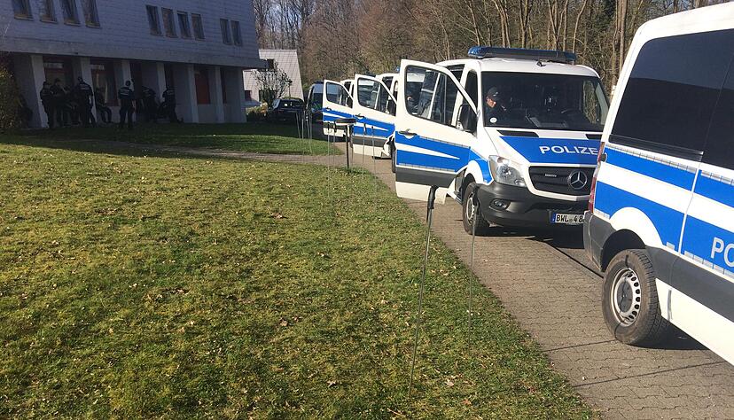 Großes Polizeiaufgebot am Tag nach dem Mord im März 2017 in Löwenstein: Unter anderem suchten die Fahnder nach der Tatwaffe − bis heute ohne Erfolg. Foto: Hoffmann Großes Polizeiaufgebot am Tag nach dem Mord im März 2017 in Löwenstein: Unter anderem suchten die Fahnder nach der Tatwaffe − bis heute ohne Erfolg. Foto: Hoffmann