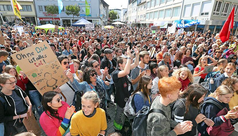 Zwischen 2000 und 3000 Menschen beteiligten sich am Aktionstag für mehr Klimaschutz in Heilbronn. Nach dem Marsch durch die Innenstadt gab es eine Kundgebung auf dem Kiliansplatz.
Foto: Veigel Zwischen 2000 und 3000 Menschen beteiligten sich am Aktionstag für mehr Klimaschutz in Heilbronn. Nach dem Marsch durch die Innenstadt gab es eine Kundgebung auf dem Kiliansplatz.
Foto: Veigel