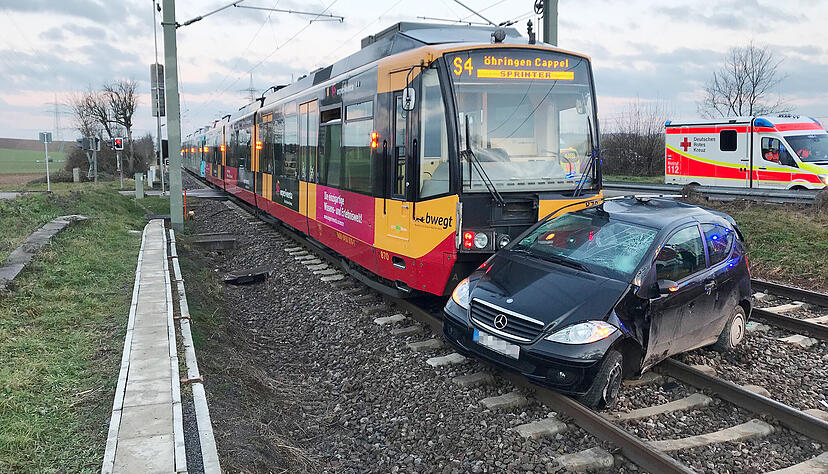 Zu einem schweren Verkehrsunfall ist es am Mittwoch gegen 6.30 Uhr in Heilbronn-Böckingen gekommen. Ein Auto wurde von einer Straßenbahn erfasst.
