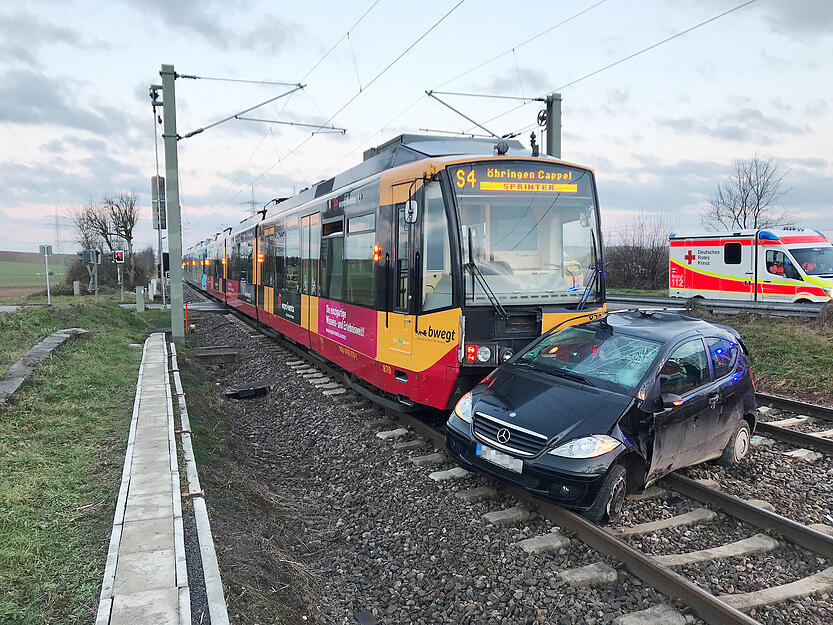 Zu einem schweren Verkehrsunfall ist es am Mittwoch gegen 6.30 Uhr in Heilbronn-Böckingen gekommen. Ein Auto wurde von einer Straßenbahn erfasst.