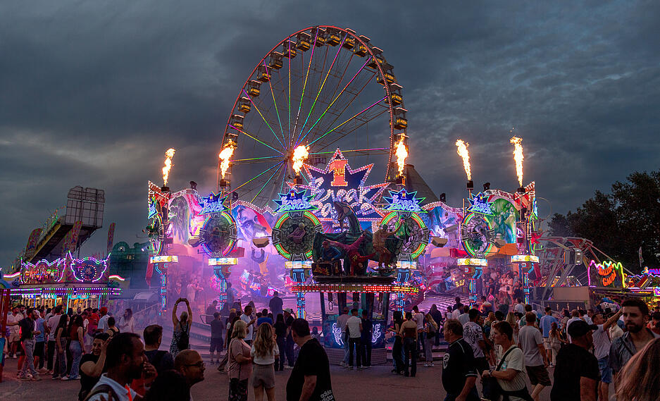 Bunt strahlen die Attraktionen auf dem Festgelände. Das Heilbronner Volksfest hat am Samstag zahlreiche Besucher angelockt.