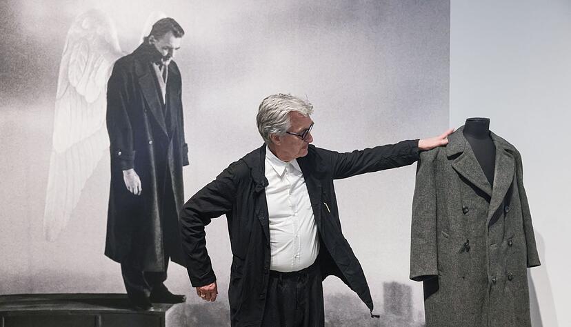 Der Mantel von Bruno Ganz aus &laquo;Der Himmel &uuml;ber Berlin&raquo; ist ein H&ouml;hepunkt der Ausstellung.