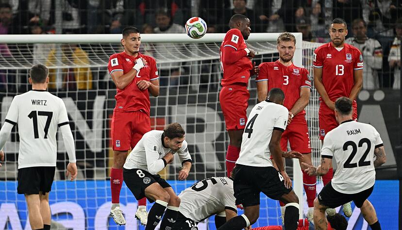 Der Freisto&szlig; von David Raum (Nr. 22) fliegt durch Luxemburgs Mauer ins Tor.