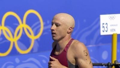 Triathlet Stephan Vuckovic 2000 in Sydney auf dem Weg ins Ziel.