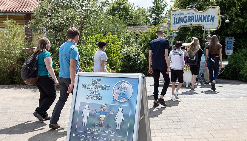 Mit Abstand und Maske: Im vergangenen Jahr hat der Freizeitpark Tripsdrill öffnen können. Die Verantwortlichen hoffe, dass dies auch in diesem Jahr möglich ist. Foto: Archiv/Veigel Mit Abstand und Maske: Im vergangenen Jahr hat der Freizeitpark Tripsdrill öffnen können. Die Verantwortlichen hoffe, dass dies auch in diesem Jahr möglich ist. Foto: Archiv/Veigel