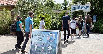 Mit Abstand und Maske: Im vergangenen Jahr hat der Freizeitpark Tripsdrill öffnen können. Die Verantwortlichen hoffe, dass dies auch in diesem Jahr möglich ist. Foto: Archiv/Veigel
