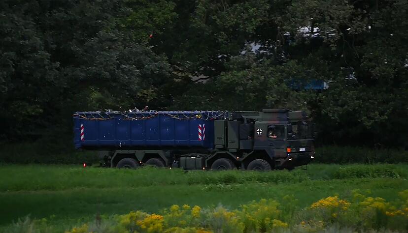 Der verungl&uuml;ckte Hubschrauber wird abtransportiert. (Archivbild)