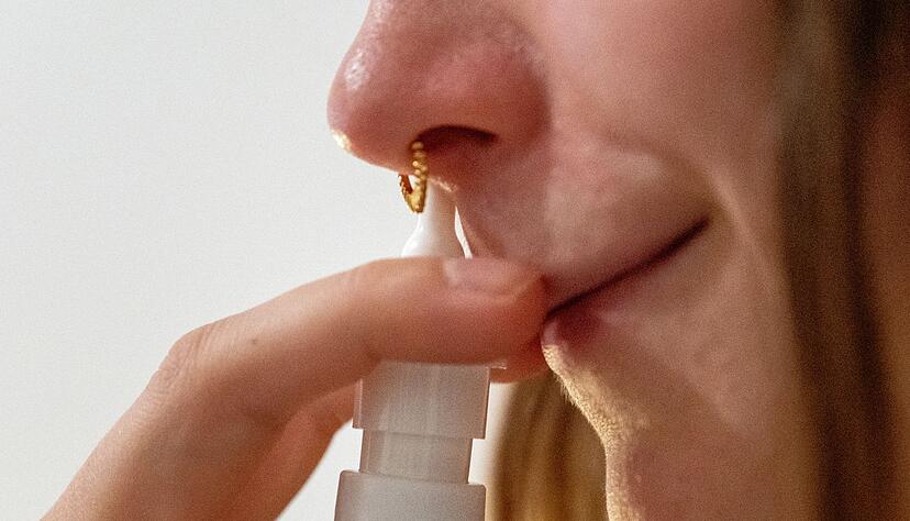 Endlich wieder durchatmen! Ist die Nase aufgrund der Pollenallergie st&auml;ndig verstopft, k&ouml;nnen kortisonhaltige Nasensprays Linderung bringen.