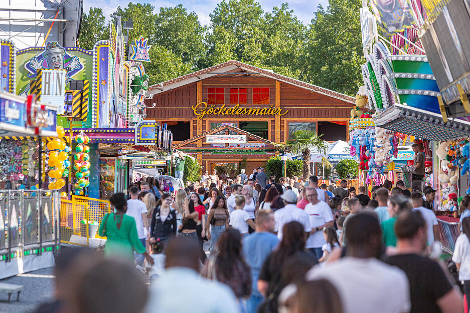 Vorletzter Abend auf dem Heilbronner Volksfest 2024. Es gibt Fahrgeschäfte, Essensstände und etwas anderes Zelt als sonst.