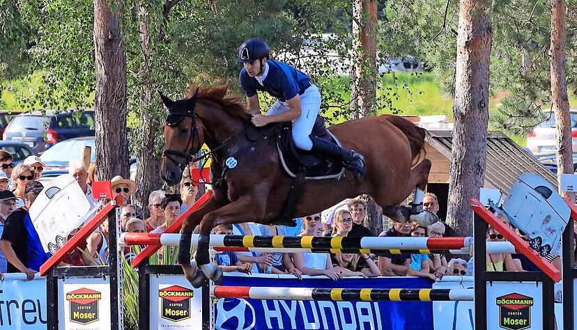 Am wenigsten Probleme bereiteten die Hindernisse in Öhringen-Cappel Pascal Lindner auf Estojo. Der Reiter des TSV Weinsberg holte sich den Sieg im S*-Springen mit Siegerrunde.
Fotos: Marc Schmerbeck