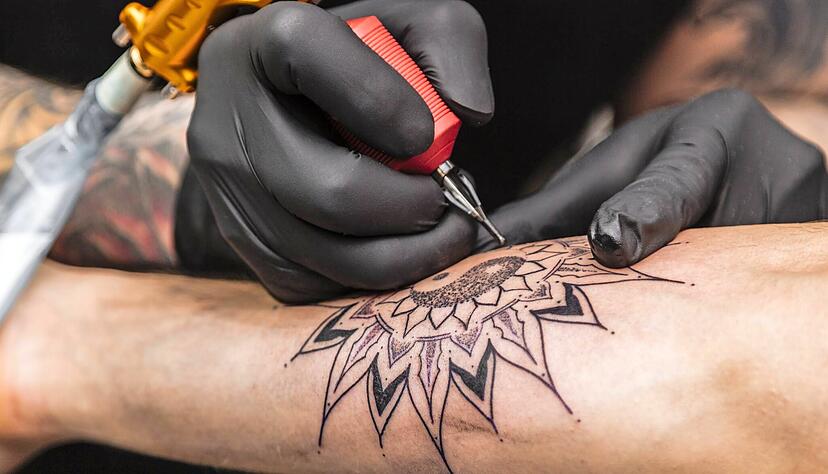 T&auml;towierungen sind nicht generell bei Beamten verboten. Es gelten jedoch besondere Vorschriften. Verboten ist, was das Vertrauen von B&uuml;rgern in eine Beh&ouml;rde untergraben k&ouml;nnte.
Foto: pavelgulea/stock.adobe.com