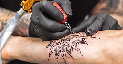 T&auml;towierungen sind nicht generell bei Beamten verboten. Es gelten jedoch besondere Vorschriften. Verboten ist, was das Vertrauen von B&uuml;rgern in eine Beh&ouml;rde untergraben k&ouml;nnte.
Foto: pavelgulea/stock.adobe.com