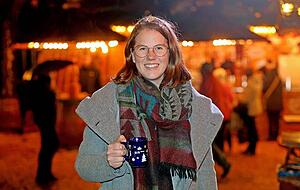 Die Württemberger Weinkönigin und Hochschulstudentin Larissa Salcher auf der Suche nach dem besten Glühwein im Heilbronner Weihnachtsmarkt.