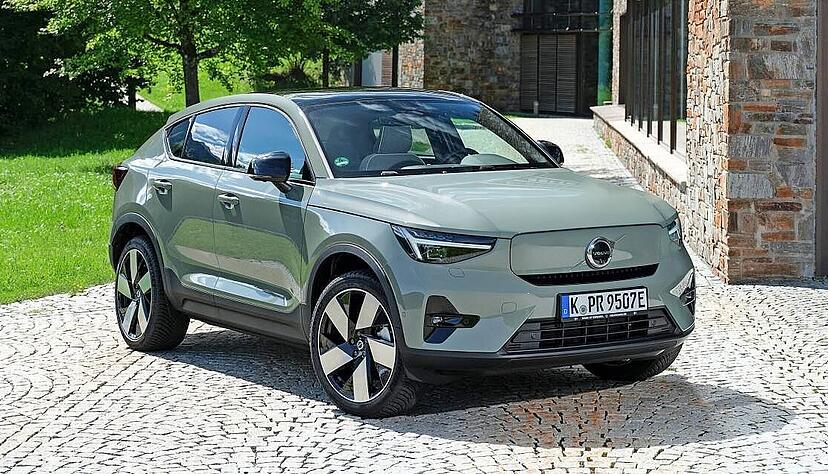 Das kompakte E-Auto fällt durch seine Optik auf. Mit seiner schrägen, coupéhaften Linie bildet der Wagen einen Kontrast zu vielen anderen Fahrzeugen.
Foto: Volvo