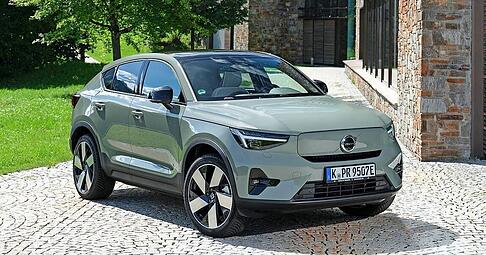 Das kompakte E-Auto fällt durch seine Optik auf. Mit seiner schrägen, coupéhaften Linie bildet der Wagen einen Kontrast zu vielen anderen Fahrzeugen.
Foto: Volvo