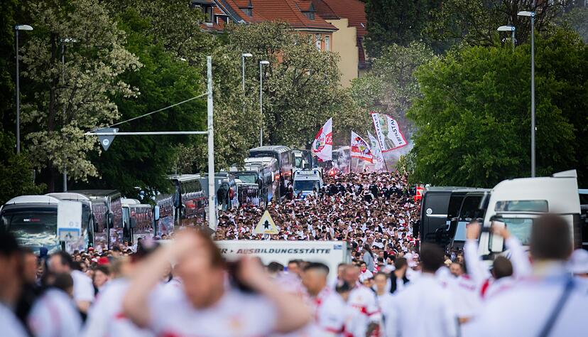 Tausende VfB-Fans zogen Richtung Stadion.