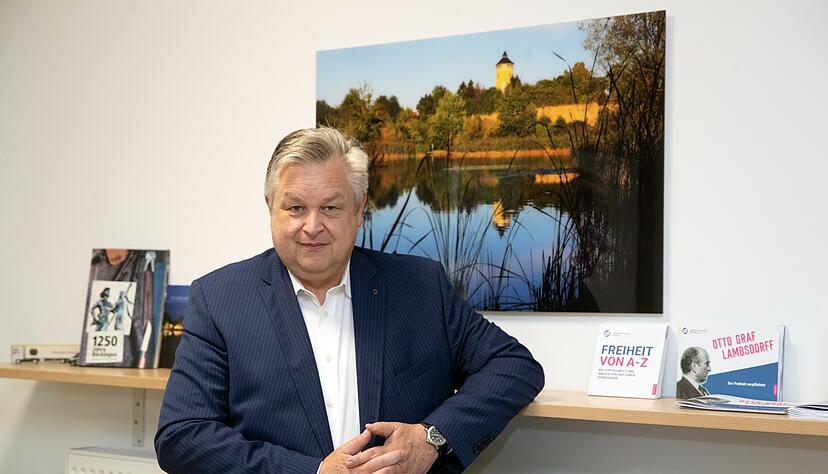 FDP-Kandidat Michael Link vor dem Bild des Ziegeleiparks im Wahlkreisbüro. Ein ICE- oder IC-Halt in Heilbronn ist für ihn das wichtigste regionale Ziel.
Foto: Andreas Veigel FDP-Kandidat Michael Link vor dem Bild des Ziegeleiparks im Wahlkreisbüro. Ein ICE- oder IC-Halt in Heilbronn ist für ihn das wichtigste regionale Ziel.
Foto: Andreas Veigel