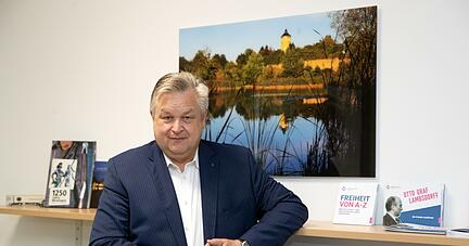 FDP-Kandidat Michael Link vor dem Bild des Ziegeleiparks im Wahlkreisbüro. Ein ICE- oder IC-Halt in Heilbronn ist für ihn das wichtigste regionale Ziel.
Foto: Andreas Veigel