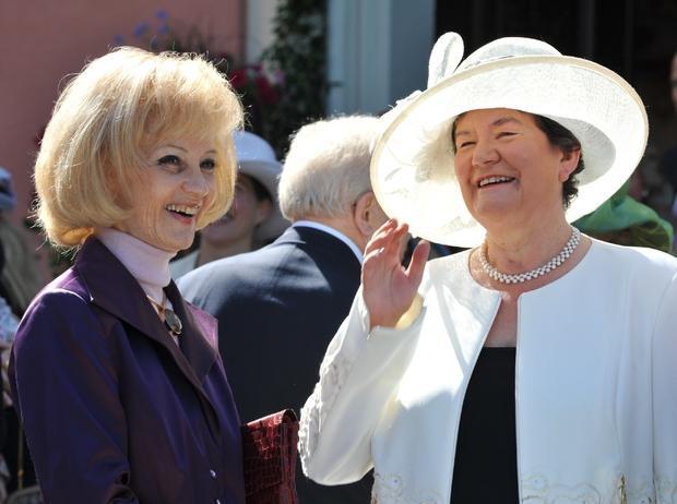 Die Schauspielerin Liselotte Pulver (l) und die Pr&auml;sidentin des Landtags von Th&uuml;ringen und Vorsitzende des Vorstandes der Lennart-Bernadotte-Stiftung, Dagmar Schipanski