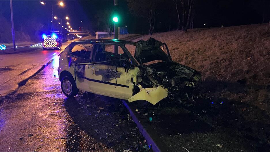 Der VW Polo hat bei dem schweren Unfall in Heilbronn Feuer gefangen und ist ausgebrannt.