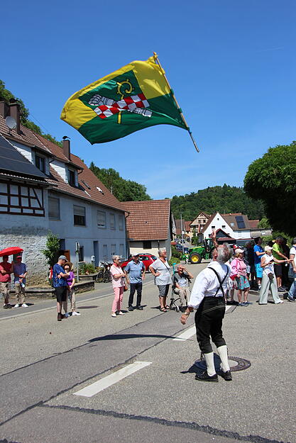 In Bieringen, einem Teilort von Schöntal, gibt es Grund zum Feiern: Der Ort besteht seit 1225 Jahren. Aus diesem Anlass ziehen Vereine bei einem Festumzug durchs Dorf.