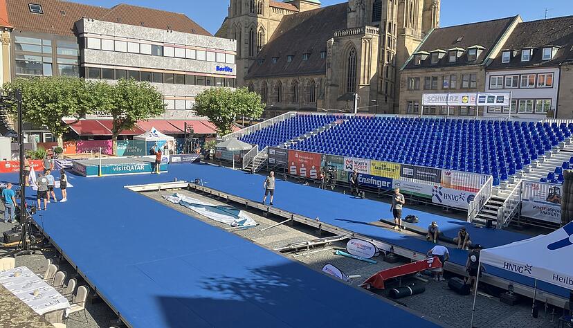 Auf dem Heilbronner Marktplatz sind die letzten Vorbereitungen abgeschlossen.