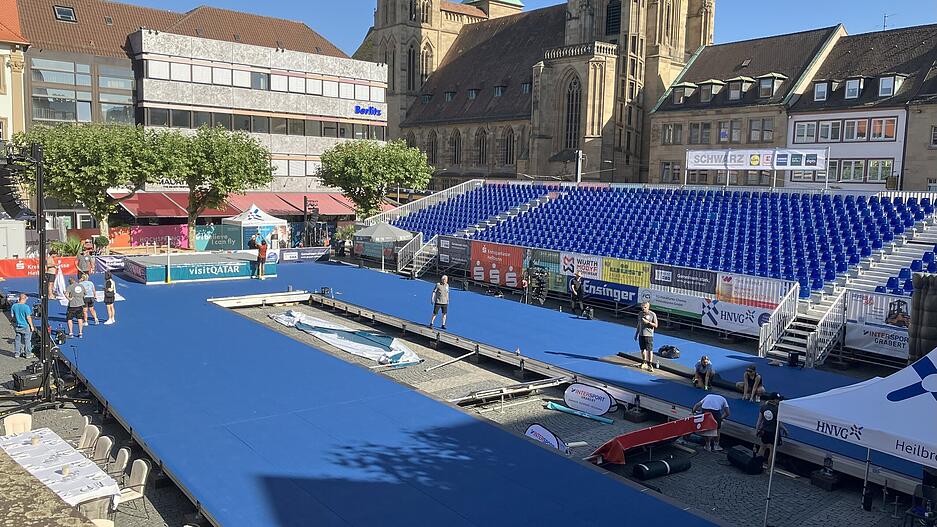 Auf dem Heilbronner Marktplatz sind die letzten Vorbereitungen abgeschlossen.