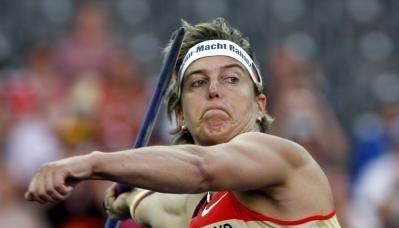 Steffi Nerius f&uuml;hrt ihren Speer zur&uuml;ck.