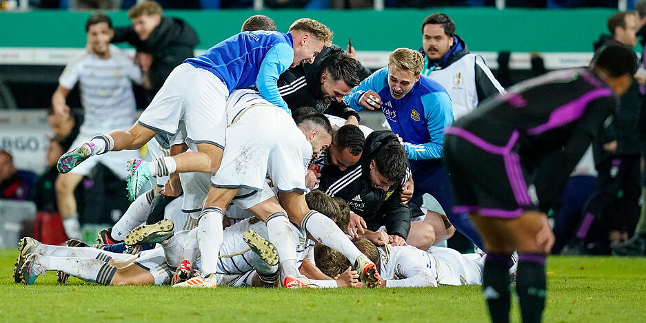 Saarbrückens Mannschaft jubelt über den Sieg. Saarbrückens Mannschaft jubelt über den Sieg.