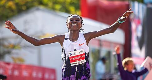 Ruth Chepngetich lief in Chicago als erste Frau einen Marathon unter 2:10 Stunden und wurde nun f&uuml;r drei Jahre gesperrt.