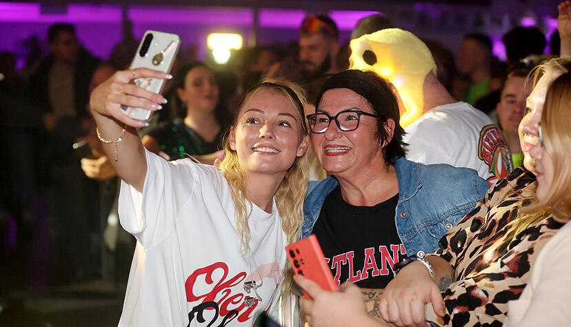 Malle-Feeling und gute Laune: Zahlreiche G&auml;ste str&ouml;mten zur Mallorca-Party in Langenbrettach.