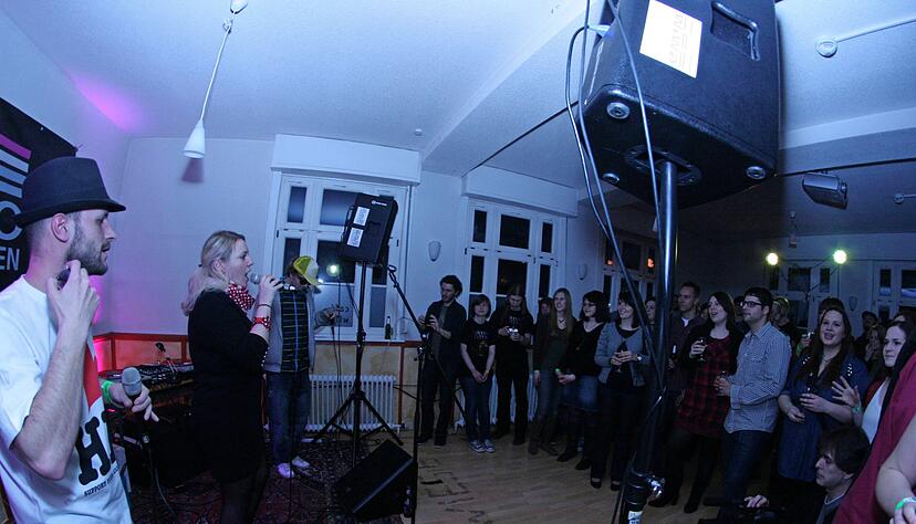 Poetry Slam früher: 2009 veranstaltete das Popbüro im Café Wilhelm in der Schützenstraße 16 seinen ersten Poetry Slam.
Foto: Popbüro Poetry Slam früher: 2009 veranstaltete das Popbüro im Café Wilhelm in der Schützenstraße 16 seinen ersten Poetry Slam.
Foto: Popbüro