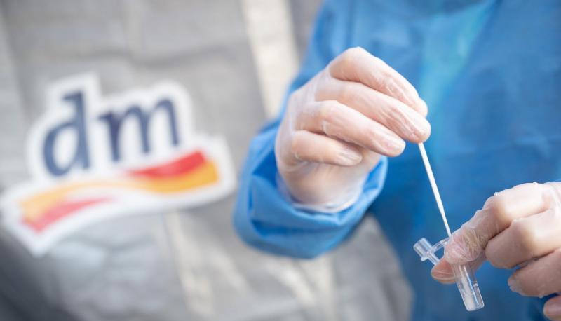 Eine medizinische Fachangestellte führt einen Antigentest auf das Coronavirus durch. Eine medizinische Fachangestellte führt einen Antigentest auf das Coronavirus durch.