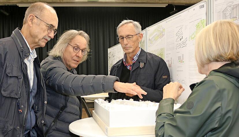 Mit Anwohnern aus der Brauerei-Els&auml;sser-Stra&szlig;e diskutierte Architekt Gerd Krummlauf (Zweiter von links) seinen Entwurf.
Foto: Ute Pl&uuml;ckthun
