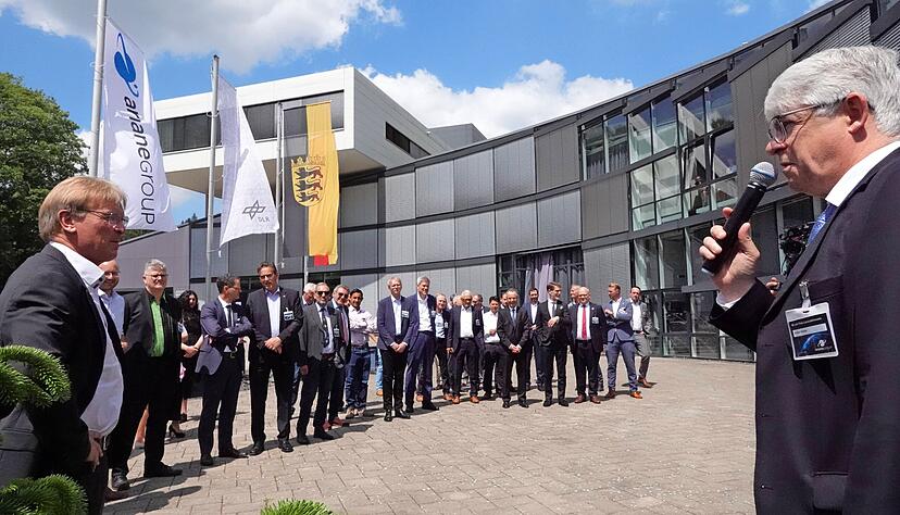 Platz für neue Pläne? Stefan Hässler (Arianegroup, rechts) und Stefan Schlechtriem (DLR) mit den Gästen vor dem Forum in Lampoldshausen. Foto: Christian Gleichauf Platz für neue Pläne? Stefan Hässler (Arianegroup, rechts) und Stefan Schlechtriem (DLR) mit den Gästen vor dem Forum in Lampoldshausen. Foto: Christian Gleichauf