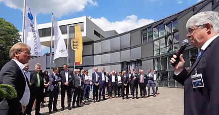 Platz für neue Pläne? Stefan Hässler (Arianegroup, rechts) und Stefan Schlechtriem (DLR) mit den Gästen vor dem Forum in Lampoldshausen. Foto: Christian Gleichauf Platz für neue Pläne? Stefan Hässler (Arianegroup, rechts) und Stefan Schlechtriem (DLR) mit den Gästen vor dem Forum in Lampoldshausen. Foto: Christian Gleichauf